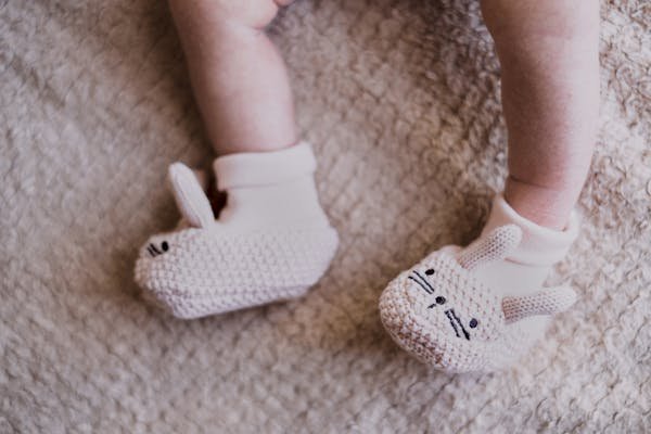 Les meilleurs chaussons pour bébé : style et confort pour débuter