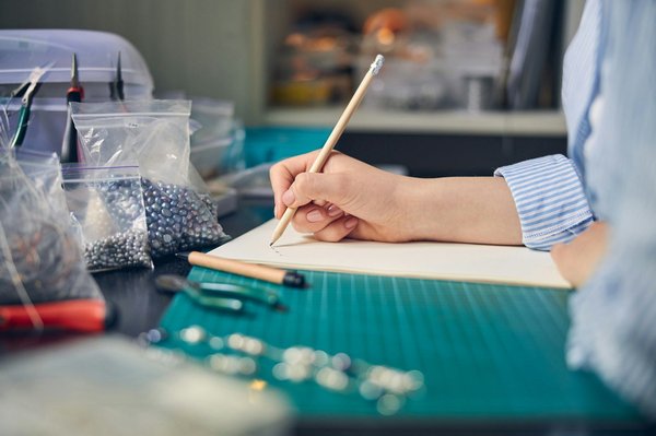 Comment mettre en place un atelier de fabrication de bijoux en argile pour débutants?