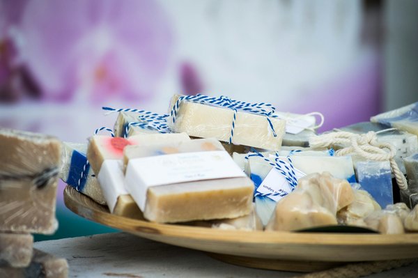 Quels sont les meilleurs conseils pour créer un atelier de fabrication de savons artisanaux avec des ingrédients naturels?